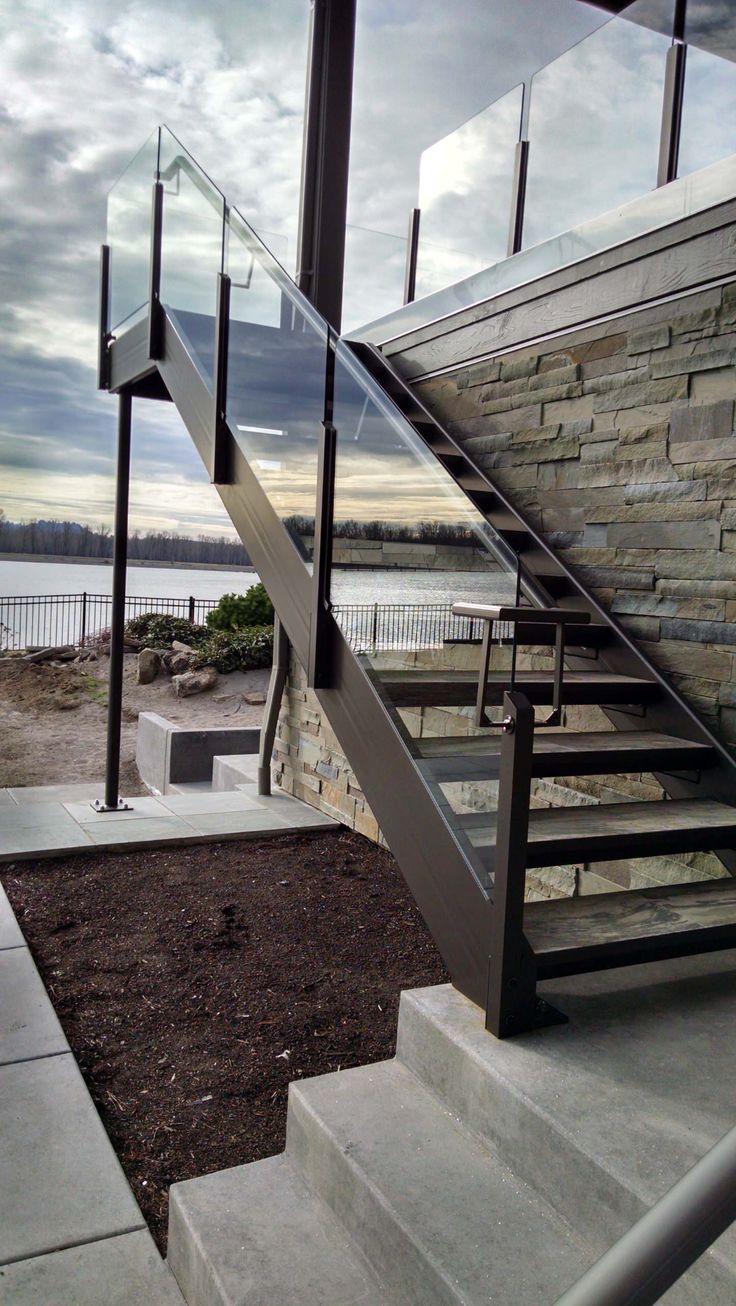 Escalier extérieur métallique avec garde-corps en verre